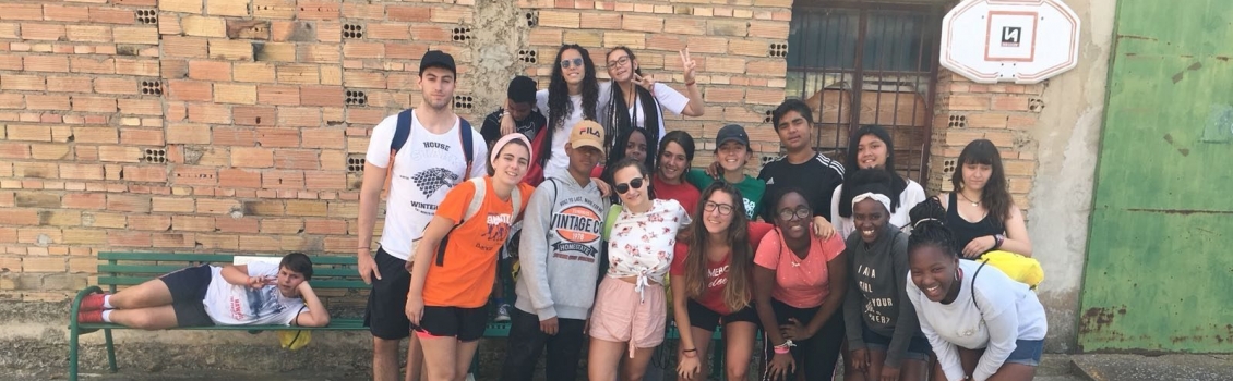 Los chicos y chicas del Campamento de Aventura 2000 se divierten aprendiendo y visitando España